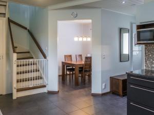 eine Küche und ein Esszimmer mit einem Tisch und einem Esszimmer in der Unterkunft Holiday Home Vuokatinlampi 7 b by Interhome in Lahdenperä