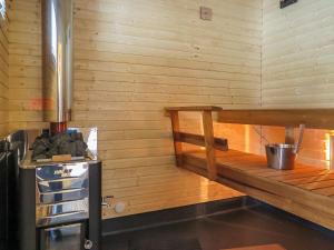 KyröにあるHoliday Home Kuukkeli by Interhomeの木造キャビンのキッチン(コンロ付)
