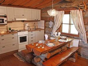 Pätiälä的住宿－Holiday Home Kopinkallio 3 by Interhome，小屋内的厨房配有木桌