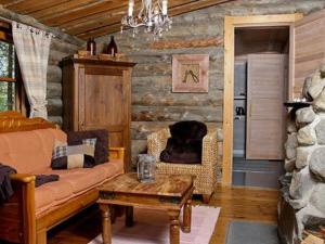 ein Wohnzimmer mit Sofa und Tisch in der Unterkunft Holiday Home Metsäpirtti by Interhome in Pätiälä + 17 Fotos