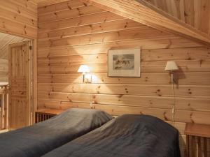 アカスロンポロにあるHoliday Home Kuerkartano 1-onni by Interhomeの木製の壁のベッドルーム1室