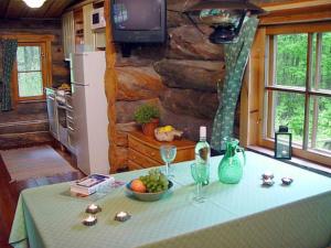 - une table avec des verres à vin et un bol de fruits dans l'établissement Holiday Home Alppimaja by Interhome, à Pätiälä