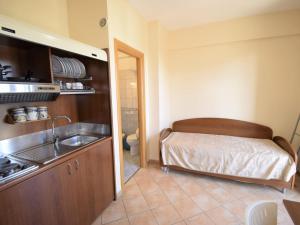 Una cocina con fregadero y una cama en una habitación. en Apartment L'Ancora-1 by Interhome, en Porto Empedocle