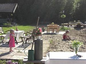 due bambini che giocano nella sabbia in un giardino di Holiday Home Villa vuorikotka by Interhome a Kaivanto Altre 20 foto