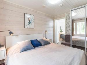 TorvoilaにあるHoliday Home Villa aallokko by Interhomeのベッドルーム(大きな白いベッド1台、窓付)