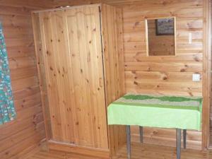 una habitación con sauna en una cabaña de madera en Holiday Home Anna tuisku by Interhome, en Sorrinmäki