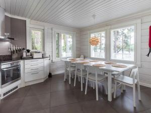 TorvoilaにあるHoliday Home Villa aallokko by Interhomeのキッチン(白いテーブル、椅子付)、窓