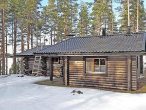 uma cabana com neve em frente em Holiday Home Näätämö by Interhome em Pätiälä