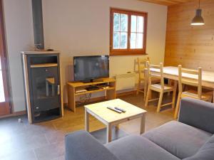 TV a/nebo společenská místnost v ubytování Chalet Chalet Castor by Interhome