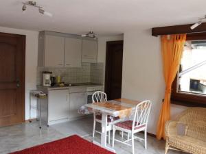 cocina con mesa y sillas en una habitación en Apartment Silberdistel by Interhome en Saas-Grund