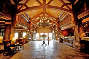 eine große Lobby mit einem Kronleuchter in einem Gebäude in der Unterkunft Lanier Islands Legacy Lodge in Buford