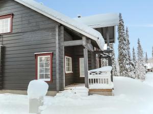 una pequeña casa con nieve en el porche en Holiday Home Onnela by Interhome, en Äkäslompolo