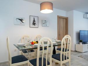 A television and/or entertainment centre at Apartment Carihuela Playa-2 by Interhome Még 22 kép