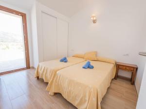 Un dormitorio con una cama con almohadas azules. en Holiday Home Sa Lluna by Interhome, en Campanet