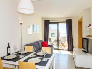 uma sala de estar com uma mesa com copos de vinho em Apartment Samara Resort by Interhome em Marbella