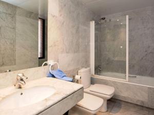 y baño con lavabo, aseo y bañera. en Apartment Vila Olimpica Sant Marti - Sardenya by Interhome, en Barcelona