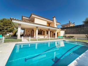 Bazén v ubytovaní Holiday Home Miro by Interhome alebo v jeho blízkosti