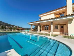 Bazén v ubytovaní Holiday Home Miro by Interhome alebo v jeho blízkosti