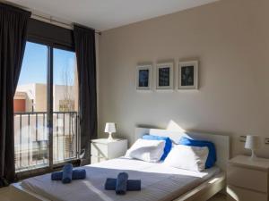 een slaapkamer met 2 bedden en een groot raam bij Apartment Samara Resort by Interhome in Marbella