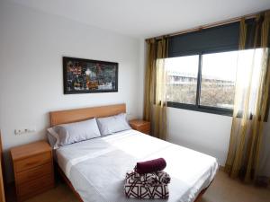 ビラフォルトゥニーにあるApartment Mar Cambrils by Interhomeのベッドルーム1室(ベッド1台、大きな窓付)
