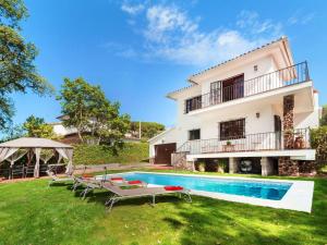 Bazén v ubytovaní Holiday Home Gramoia by Interhome alebo v jeho blízkosti