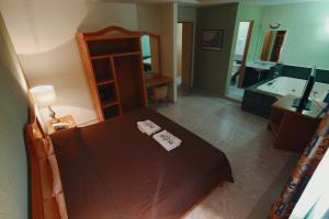 Postel nebo postele na pokoji v ubytování HOTEL EL CONQUISTADOR MONARCA.
