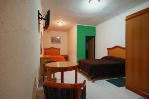 Postel nebo postele na pokoji v ubytování HOTEL EL CONQUISTADOR MONARCA.