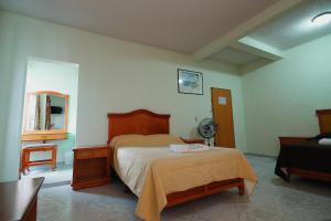 Postel nebo postele na pokoji v ubytování HOTEL EL CONQUISTADOR MONARCA.