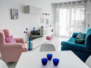 un soggiorno con 2 sedie e un tavolo di Apartment Elegance Plus-1 by Interhome a Denia