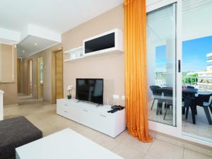 sala de estar con TV y mesa de comedor en Apartment Sueno del Mar by Interhome, en Moraira