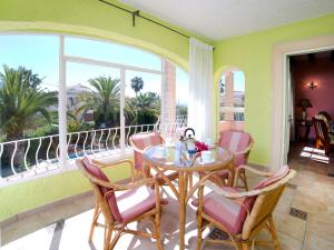 ein Esszimmer mit Tisch und Stühlen auf einem Balkon in der Unterkunft Villa Amber by Interhome in Calpe