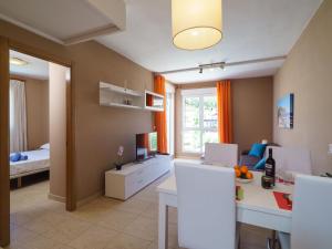 1 dormitorio y sala de estar con mesa de comedor. en Apartment Sueno del Mar by Interhome, en Moraira