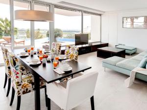 Monte PegoにあるHoliday Home Calatrava by Interhomeのリビングルーム(テーブル、椅子、ソファ付)