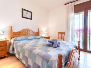 ミアミ・プラトーヤにあるVilla Villa Mar by Interhomeのベッドルーム1室(青と白の毛布付きのベッド1台付)
