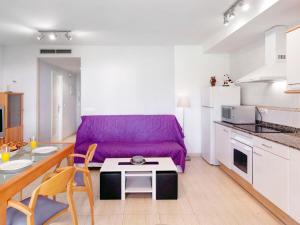 een woonkamer met een paarse bank en een tafel bij Apartment La Riviera by Interhome in Denia