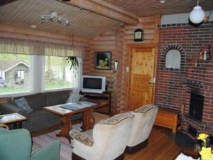 un soggiorno con divano e camino di Holiday Home Köökuu by Interhome a Heinäkylä
