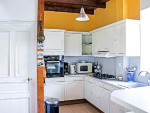 Kuchyň nebo kuchyňský kout v ubytování Holiday Home Ty Pol by Interhome