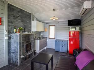 uma cozinha com um frigorífico vermelho e uma mesa em Holiday Home Orijärvi by Interhome em Mikkeli