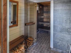 Holiday Home Orijärvi by Interhome في أوبيرترون: عليك المشي في الحمام مع مقعد في الحمام