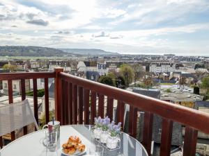 une table sur un balcon avec vue sur une ville dans l'établissement Apartment l'Amiral by Interhome, à Trouville-sur-Mer