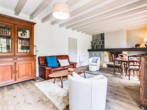 una sala de estar con un sofá y una mesa en Holiday Home Mauriac by Interhome, en Soorts-Hossegor