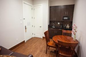 Kuchyň nebo kuchyňský kout v ubytování Aura Hotel Brooklyn