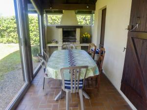 Un comedor con mesa y sillas y chimenea. en Holiday Home Mauriac by Interhome, en Soorts-Hossegor