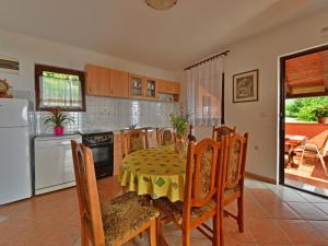 Kuchyň nebo kuchyňský kout v ubytování Holiday Home Tanja by Interhome