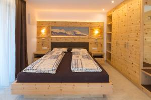 2 camas en una habitación con armarios de madera en Chalet Schwarzenstein, en Campo Tures