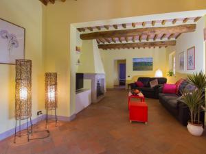 A television and/or entertainment centre at Holiday Home Villa il Pellicano by Interhome