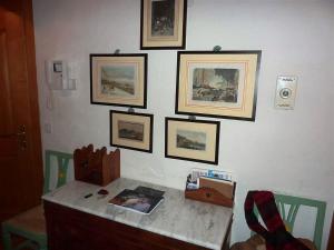 une chambre avec une table et des photos sur le mur dans l'établissement Apartment Drive - Nr- 3 by Interhome, à Gstaad
