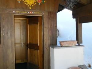 ザーネンメサーにあるApartment Media by Interhomeの小さな部屋で、ドアと窓が付いています。