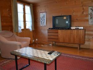 sala de estar con TV y mesa de centro en Apartment Lydia by Interhome, en Lauenen