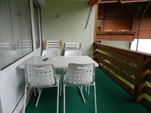 een kamer met een tafel en stoelen op een balkon bij Apartment La Sarine 124 by Interhome in Gstaad